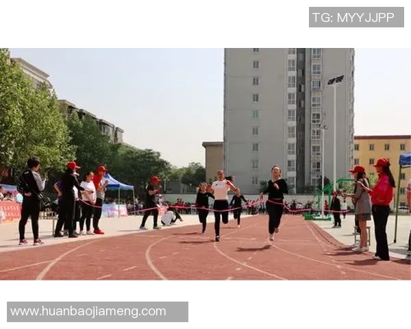 足球场上奋力拼搏的女足球明星励志头像展现女性力量与运动激情